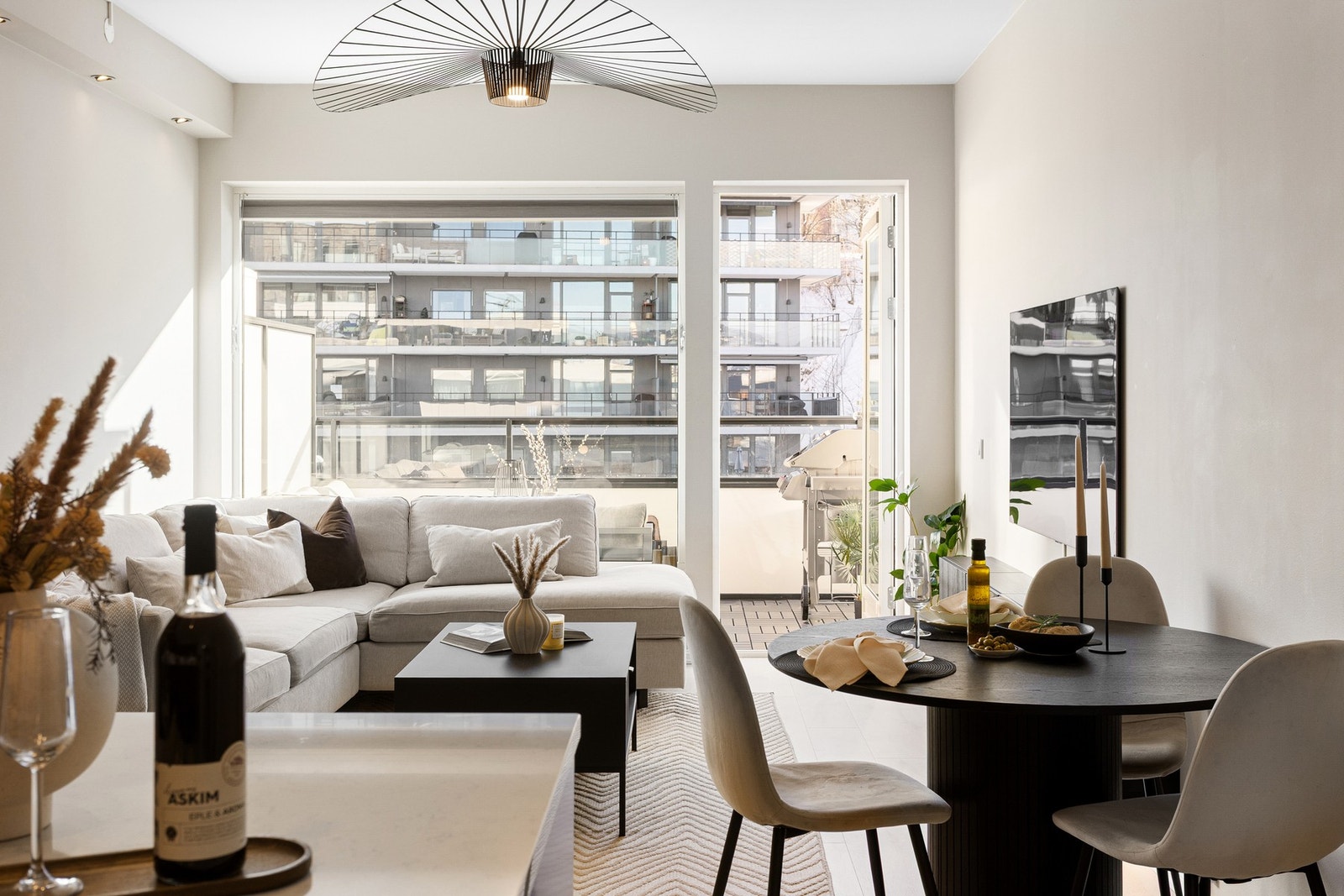 Alle overflater er nymalt, fått nye spotter i himling og screens på vinduer. Galleribilde