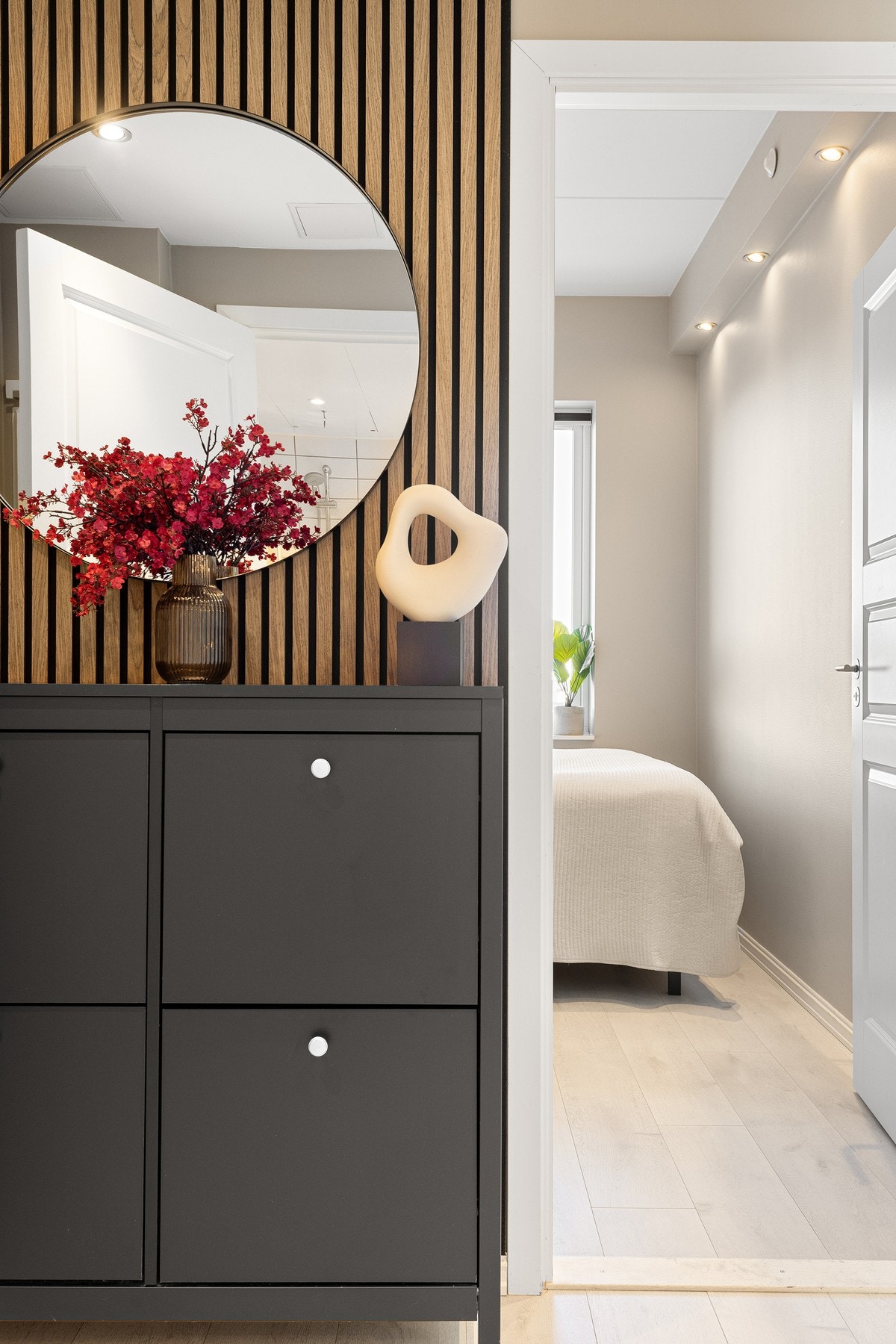 Entréen gir et fint førsteinntrykk av boligen med blant annet spilevegger som gir et delikat preg. Galleribilde