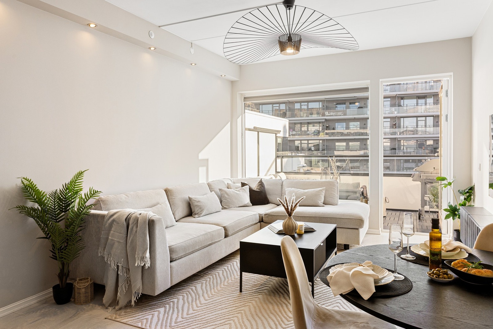 Stuen byr på fint med plass for sofa, salongbord og tilhørende mediemøblement. Galleribilde