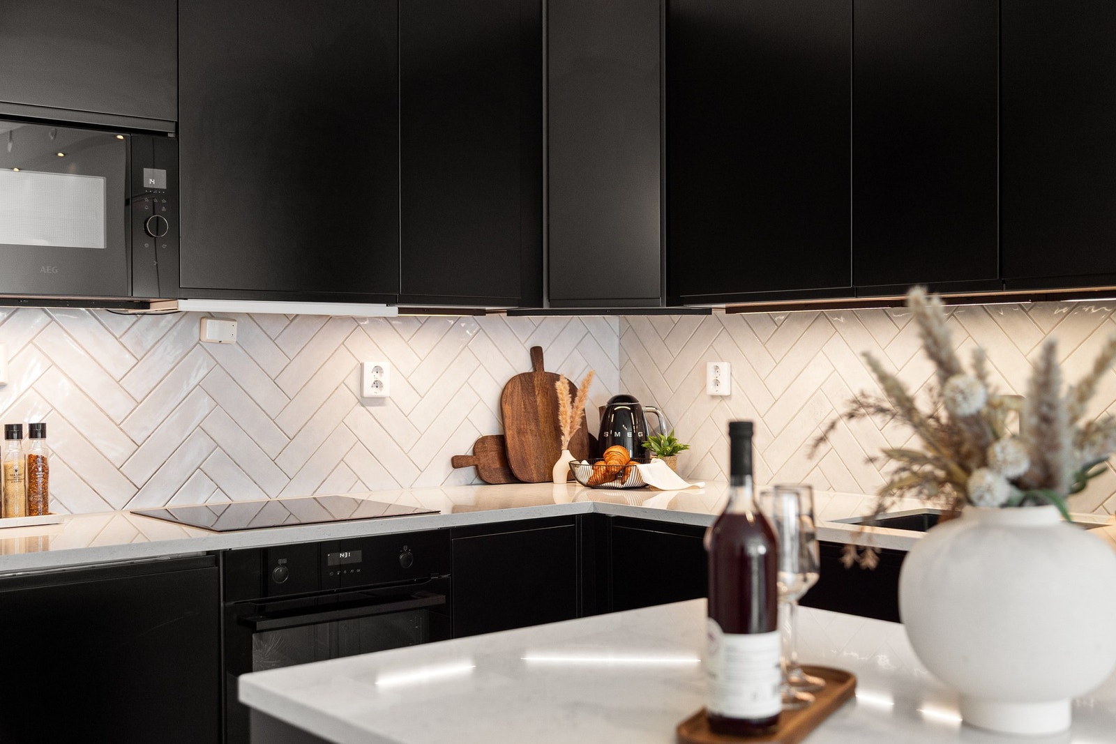 Det er montert overskapsbelysning og stikkontakter under skap, i tillegg til flisfelt som setter et fint preg på kjøkkenet. Galleribilde