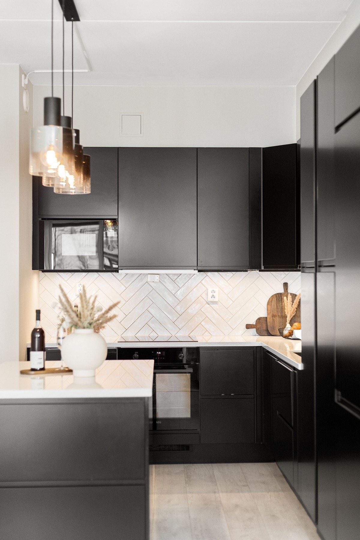 Videre er det integrerte hvitevarer som oppvaskmaskin, stekeovn, platetopp og kjøleskap med frysedel samt ekstra fryser som medfølger. Galleribilde