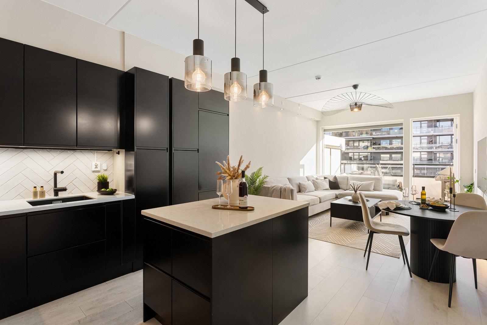 Lekkert Epoq-kjøkkenhjørne fra 2022 byr på godt med skap, skuffer og benkeplass. Galleribilde