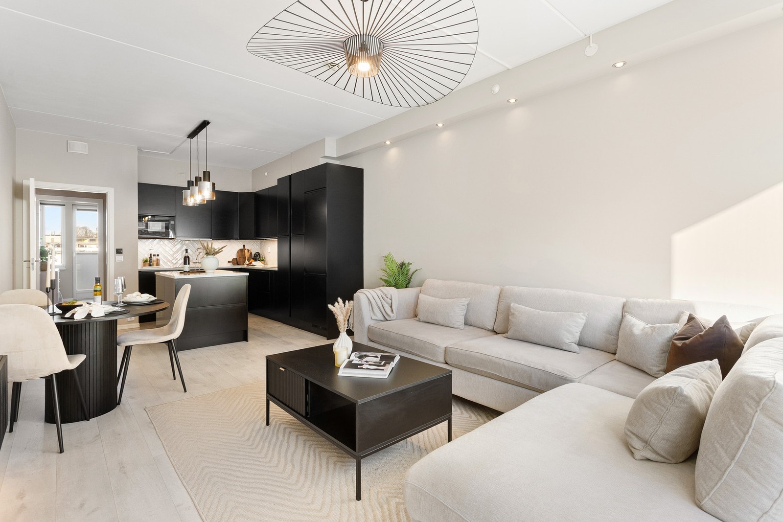 Mellom stue og kjøkken er det fin plass for spisebord. Galleribilde