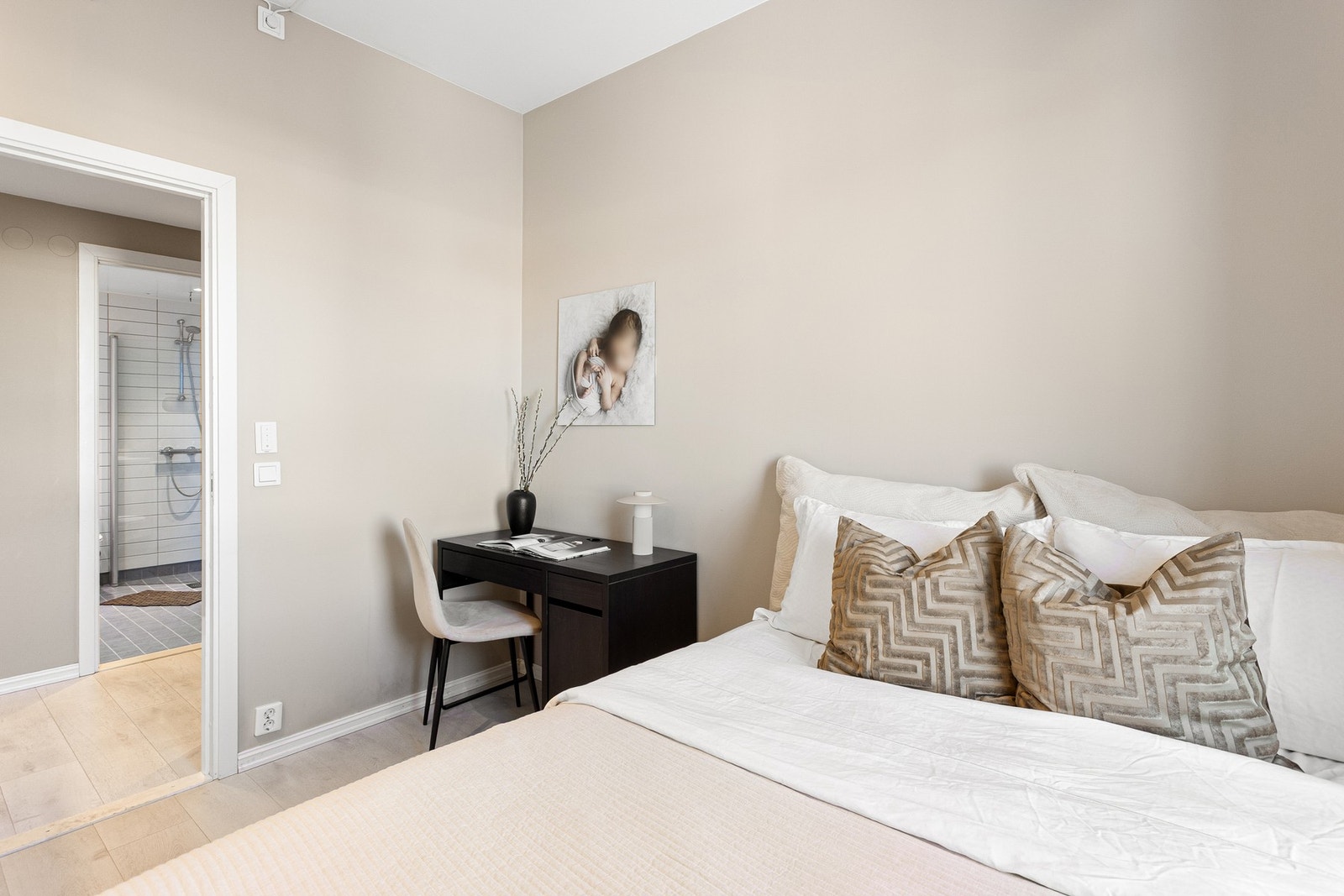 Har du hjemmekontor, er student eller har skolebarn? Her er det fint å plassere skrivepulten. Galleribilde