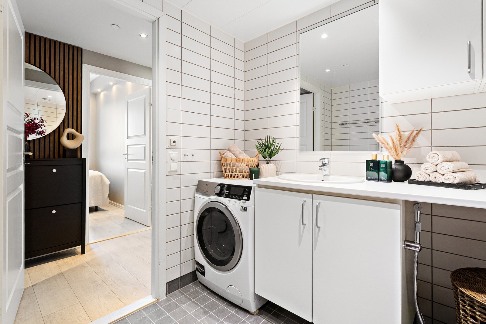 Videre er det servant på underskap, overskap og speil. Galleribilde