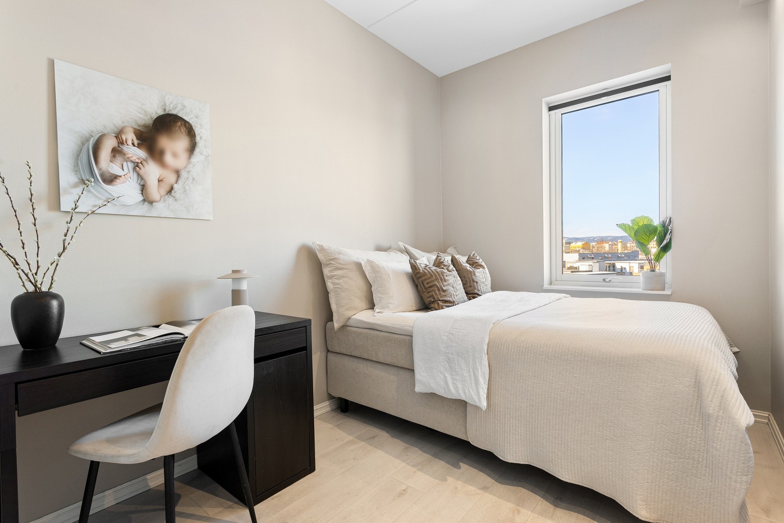 Det andre soverommet har plass til seng og oppbevaringsmøblement. Galleribilde