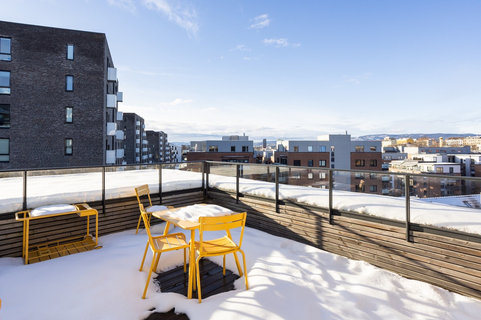 Beboerne har glede av en hyggelig, felles takterrasse i samme etasje. Galleribilde