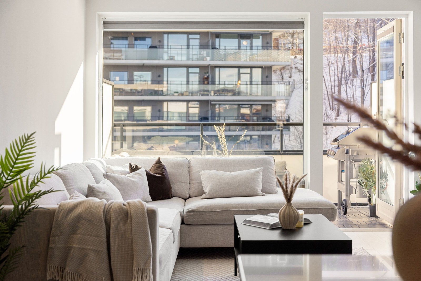 Innvendig vil du umiddelbart legge merke til de store vindusflatene kombinert med generøs takhøyde (2,81 meter) som gir en lys og luftig romfølelse. Galleribilde