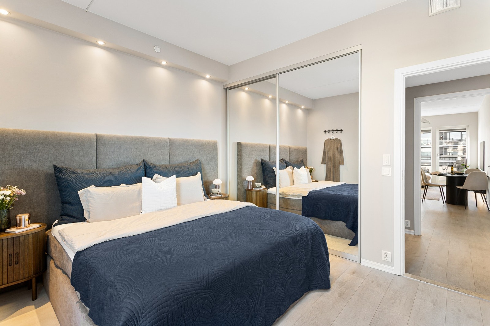 Boligen har i alt to gode soverom plassert vegg-i-vegg med hverandre. Galleribilde