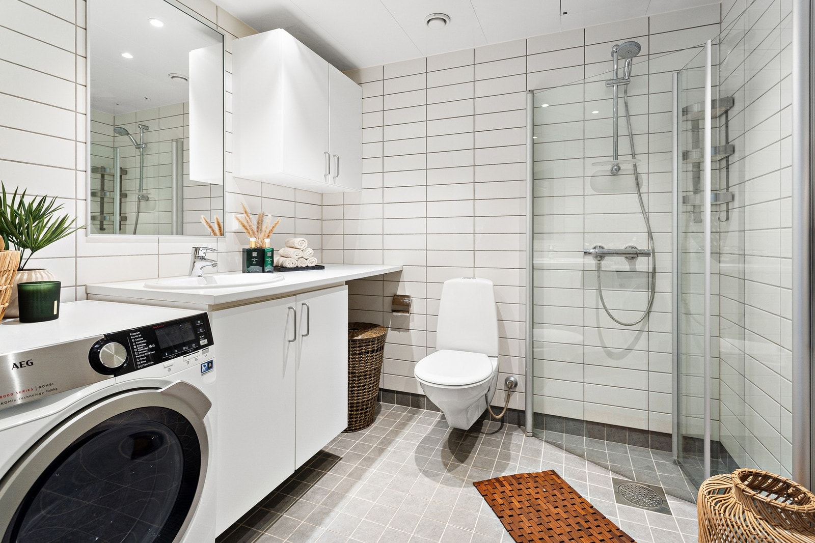 Boligens baderom er flislagt med downlights i himling og varme i gulv. Det er opplegg for vaskemaskin. Galleribilde