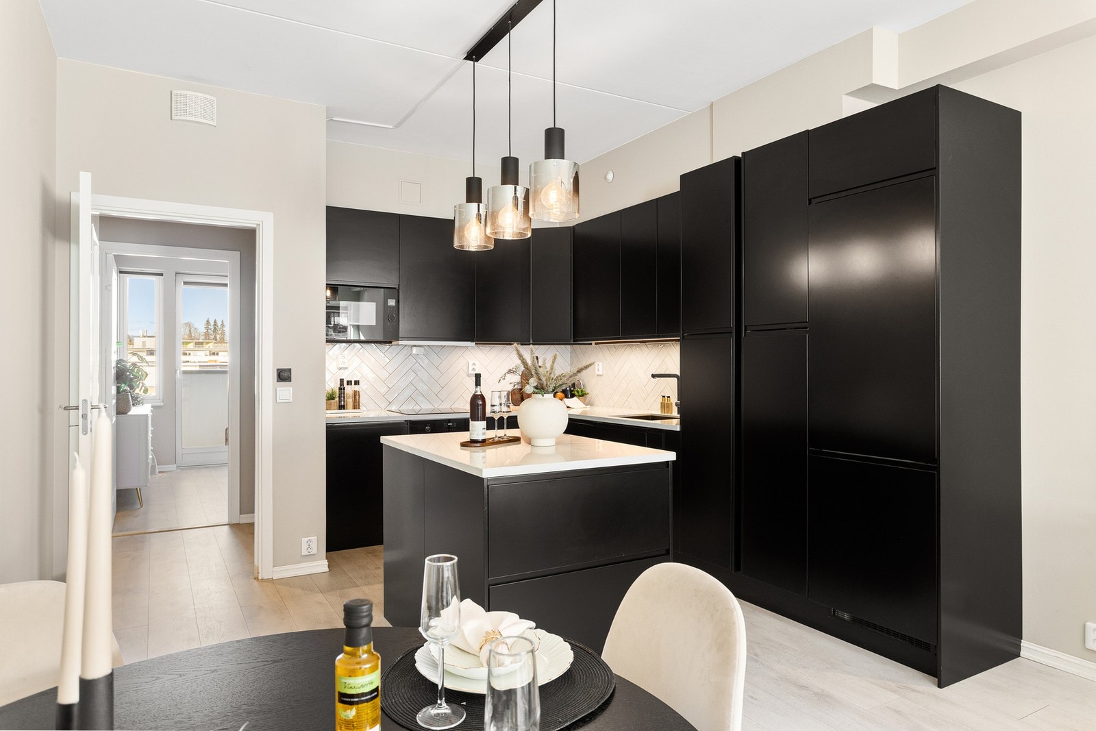 Kjøkkenøyen bidrar ikke bare til mer benk- og oppbevaringsplass, men er en fin soneinndeling fra stuen. Galleribilde