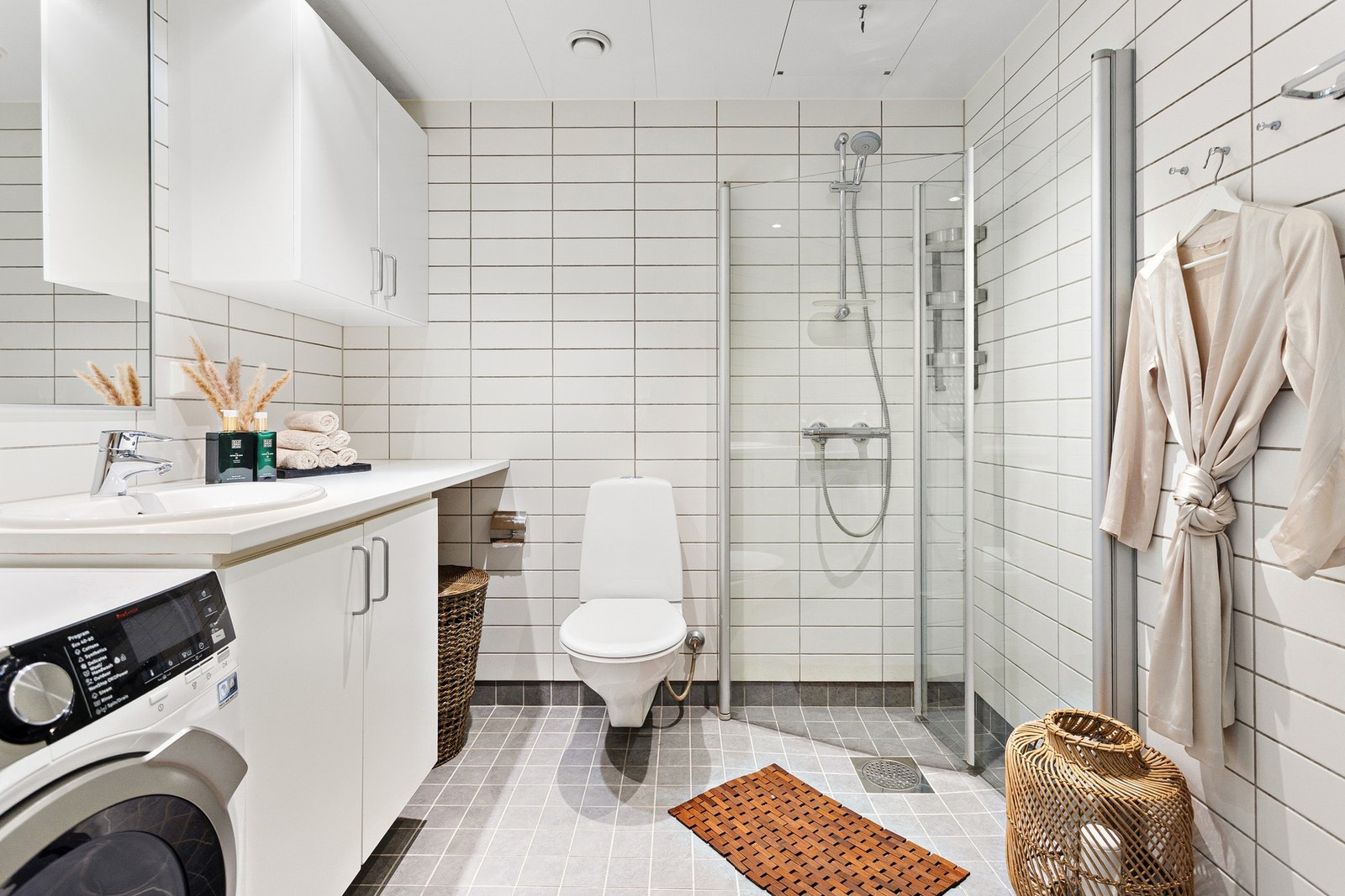 Innredningen har vegghengt toalett og dusjhjørne med svingbare dører som frigjør plass på gulvet. Galleribilde