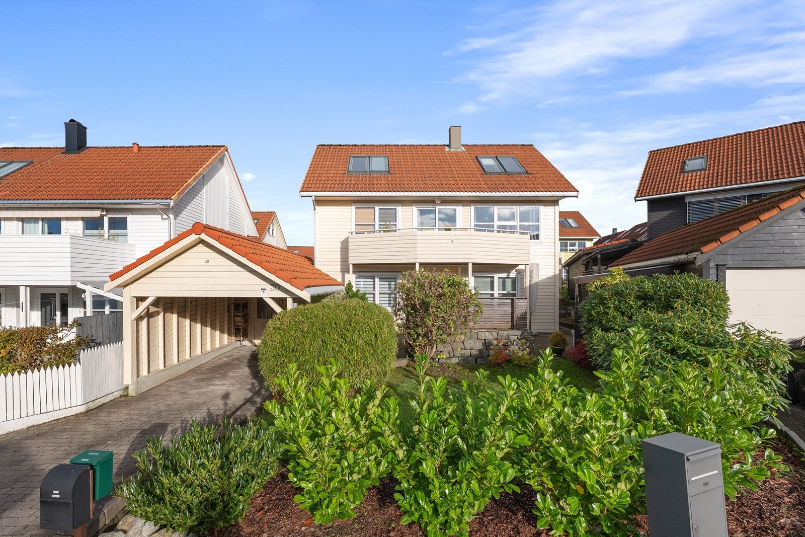 Carport m/ elbil lader og bod i bakkant Galleribilde