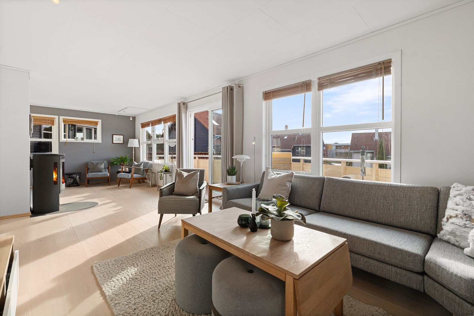 Fra stuen er det utgang til herlig balkong Galleribilde