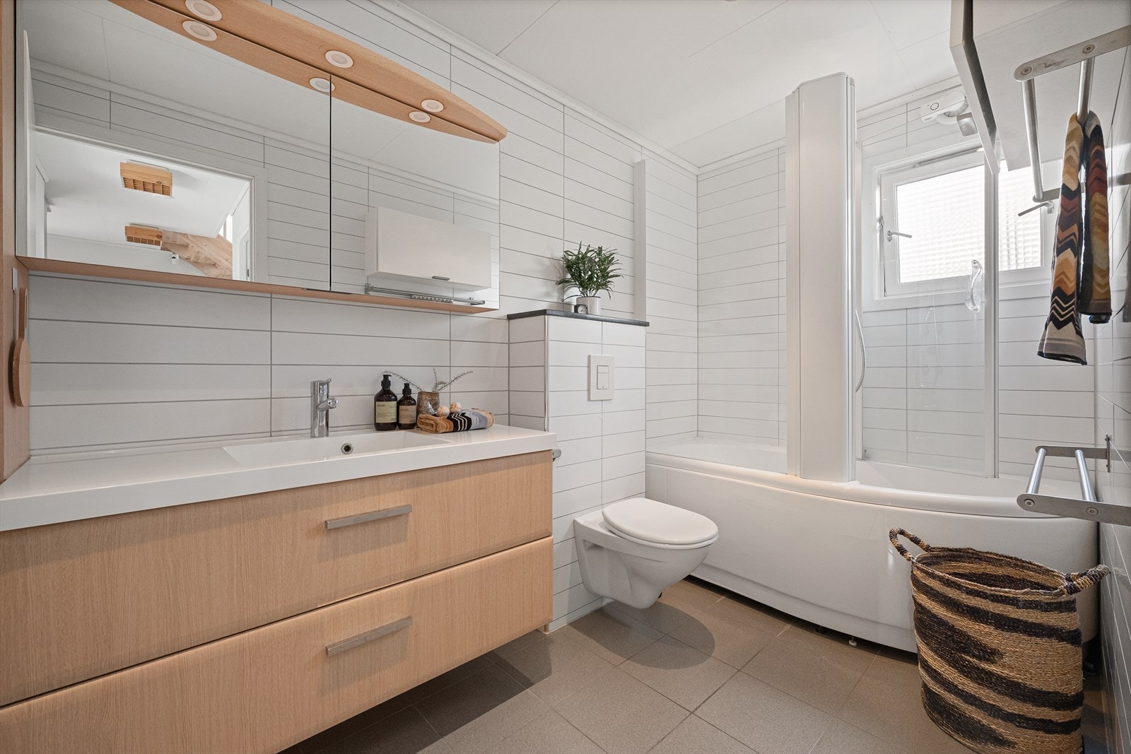 Pent bad med vegghengt toalett og dusj/bade nisje Galleribilde