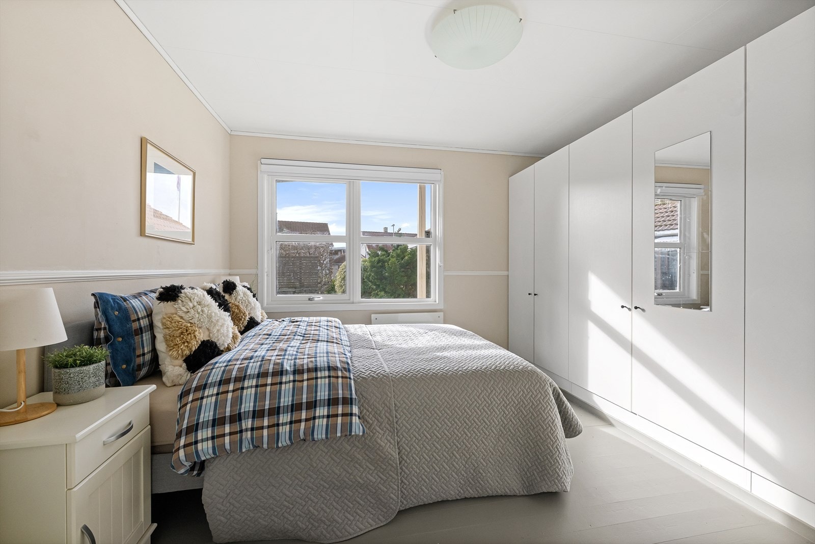 Det er 3 soverom i 1. et. Her bilde fra hovedsoverom Galleribilde