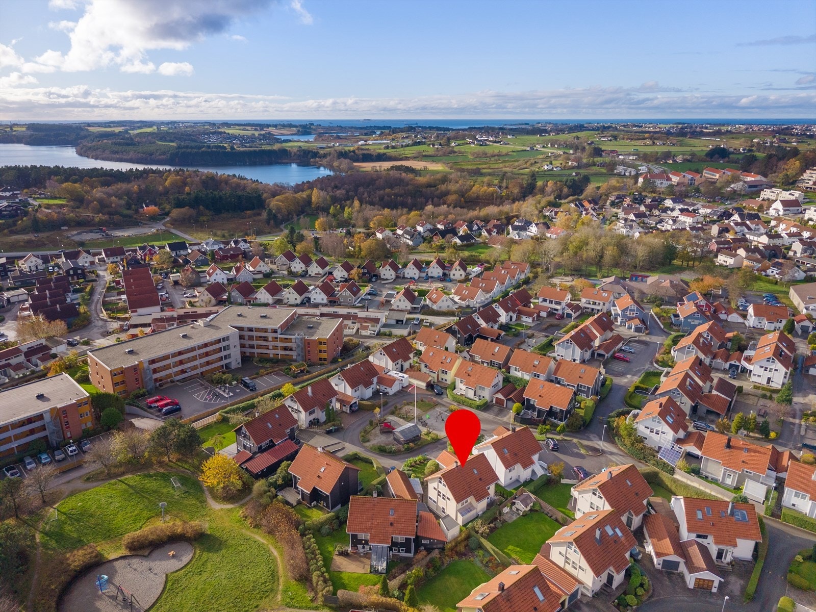 Boligen ligger barnevennlig til med lekeplass rett utenfor Galleribilde