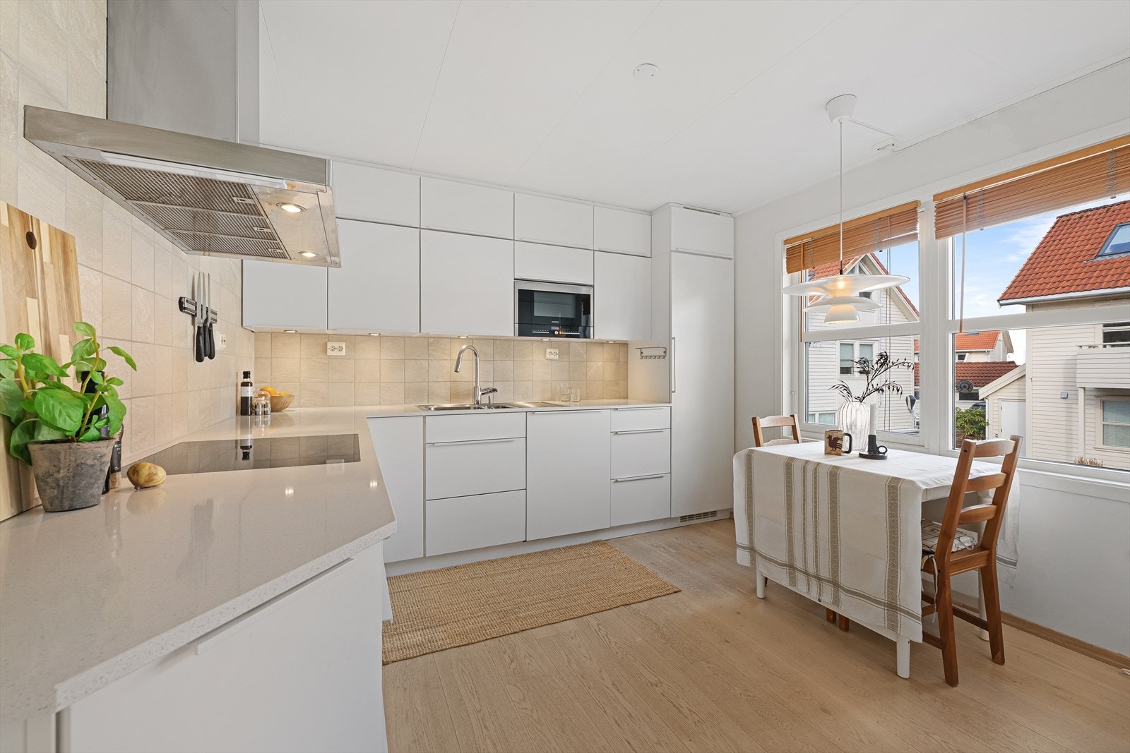 Delikat kjøkken, med god skap- og arbeidsplass, samt plass til et lite frokostbord Galleribilde