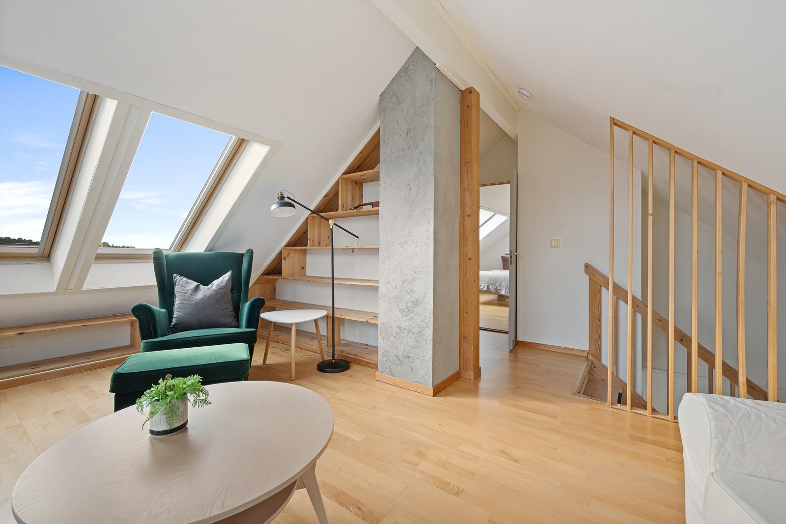 Lys og flott loftsstue med soverom, bad og flere boder til lagring Galleribilde