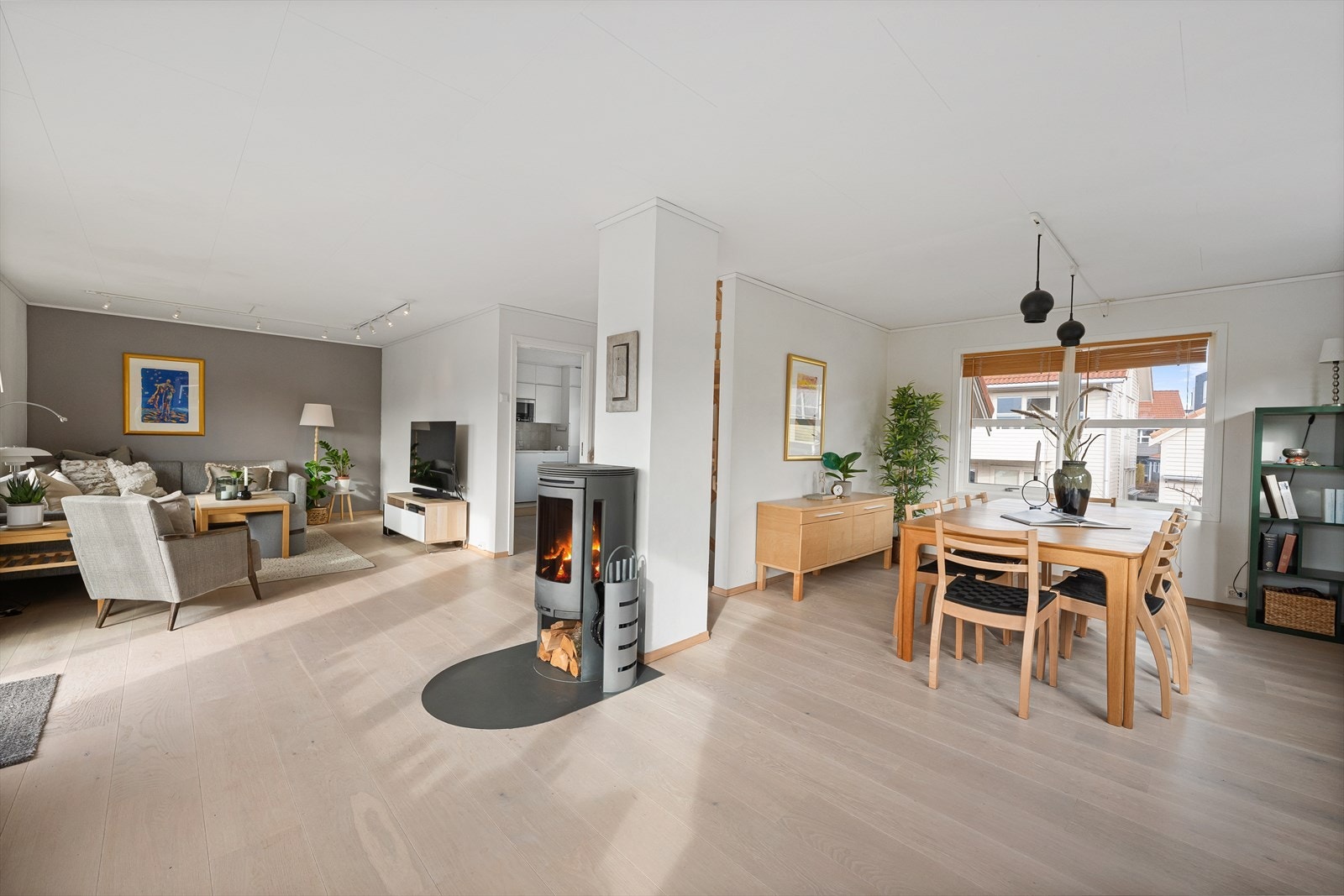 Stuen inneholder flere soner, både tv stue, lounge og spisestue Galleribilde