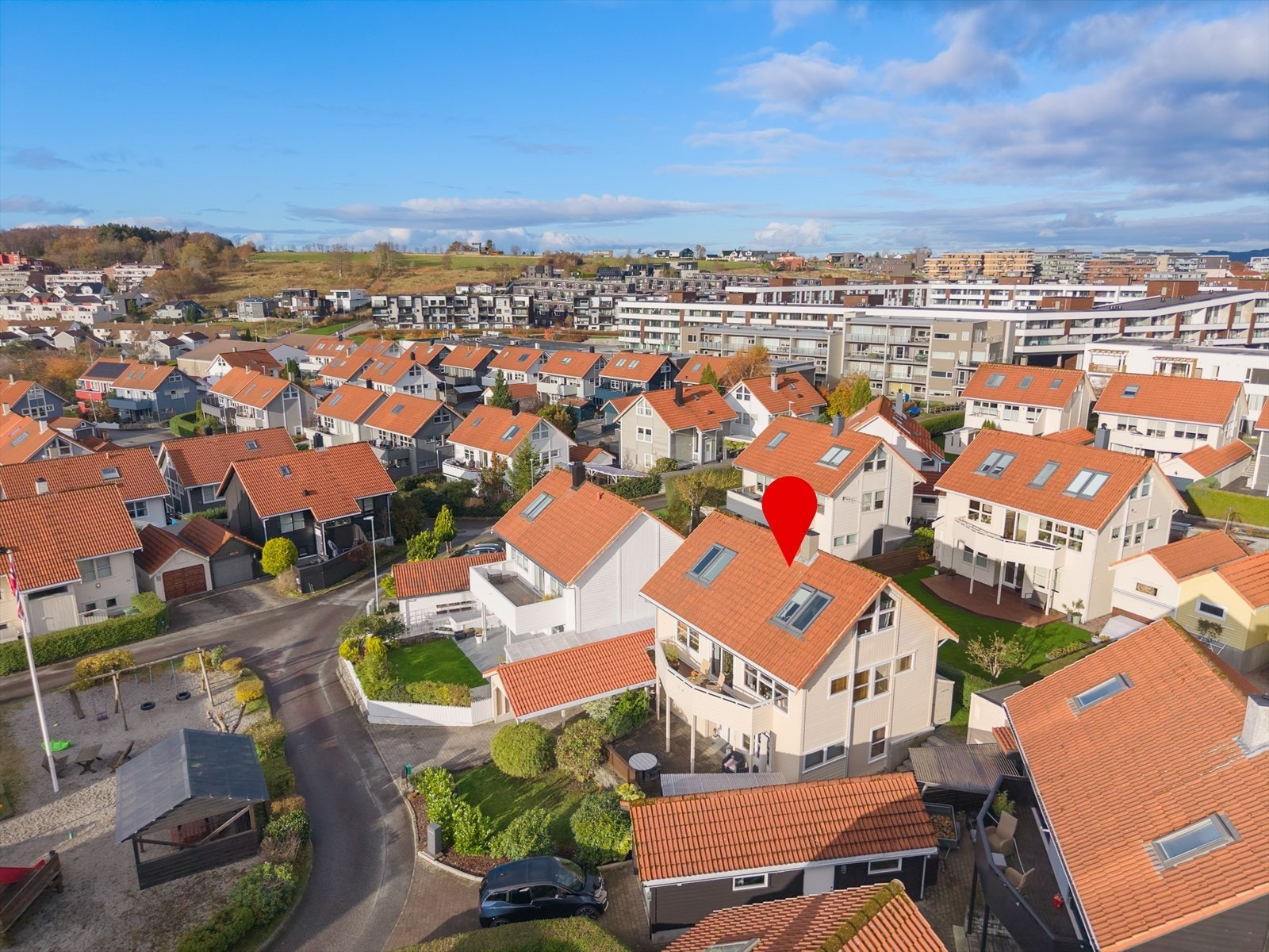 Eiendomsmegler 1 v/Tone W. Fredriksen presenterer flott enebolig beliggende sentralt og barnevennlig til på Tasta! Galleribilde