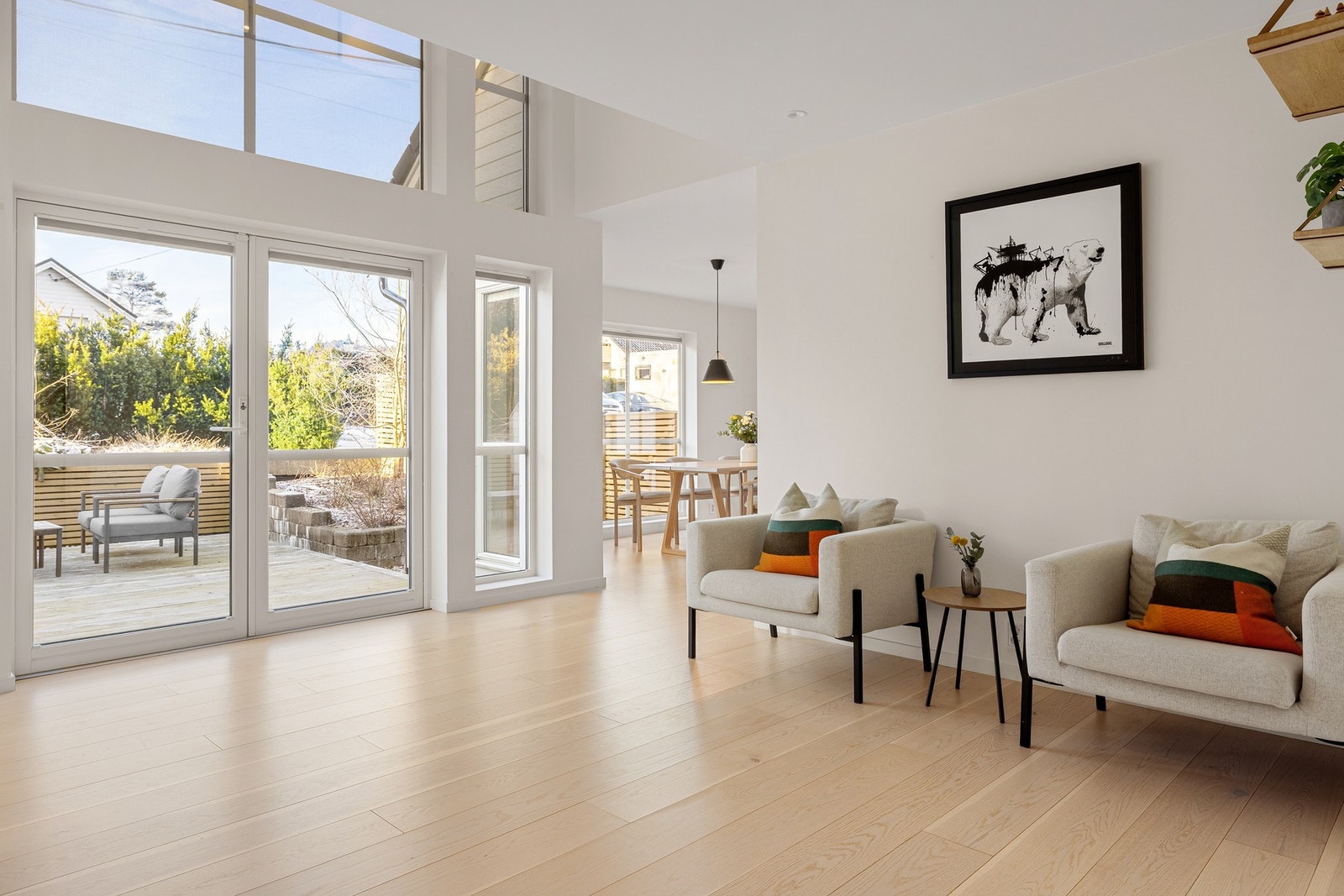 Her er det store vindusflater for godt lysinnslipp og stedvis god takhøyde som gir en god romfølelse. Galleribilde