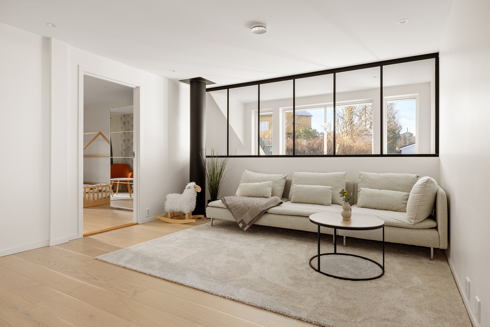 Her er det god plass til å møblere med det som er ønskelig av møblement, om det er en sofakrok, skrivepult eller lignende. Galleribilde