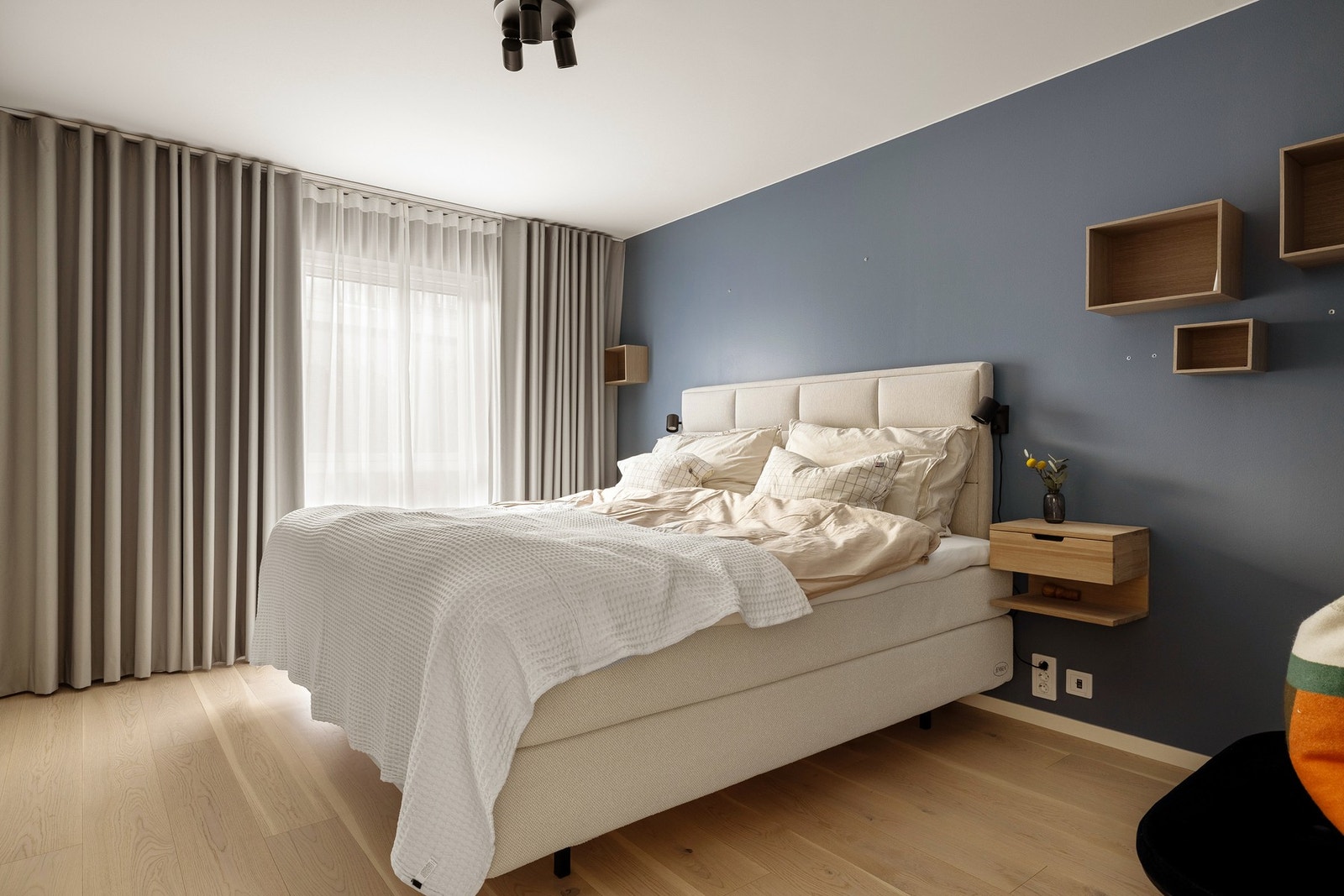 Hovedsoverommet ligger i denne etasjen og har en "master bedroom" løsning med tilknytning til eget bad og walk-in closet. Galleribilde