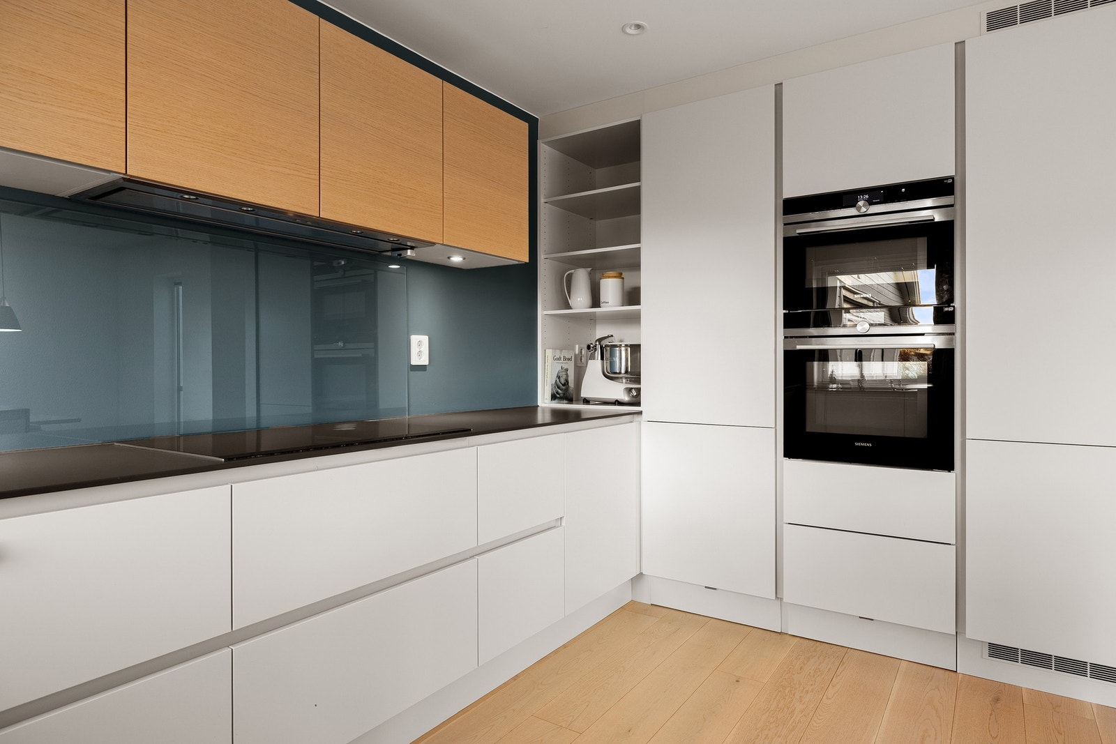 Det er utstyrt med følgende integrerte hvitevarer: Stekeovn, kompaktovn med mikro- og dampfunksjon, platetopp, oppvaskmaskin og kjøleskap med frysedel. Galleribilde