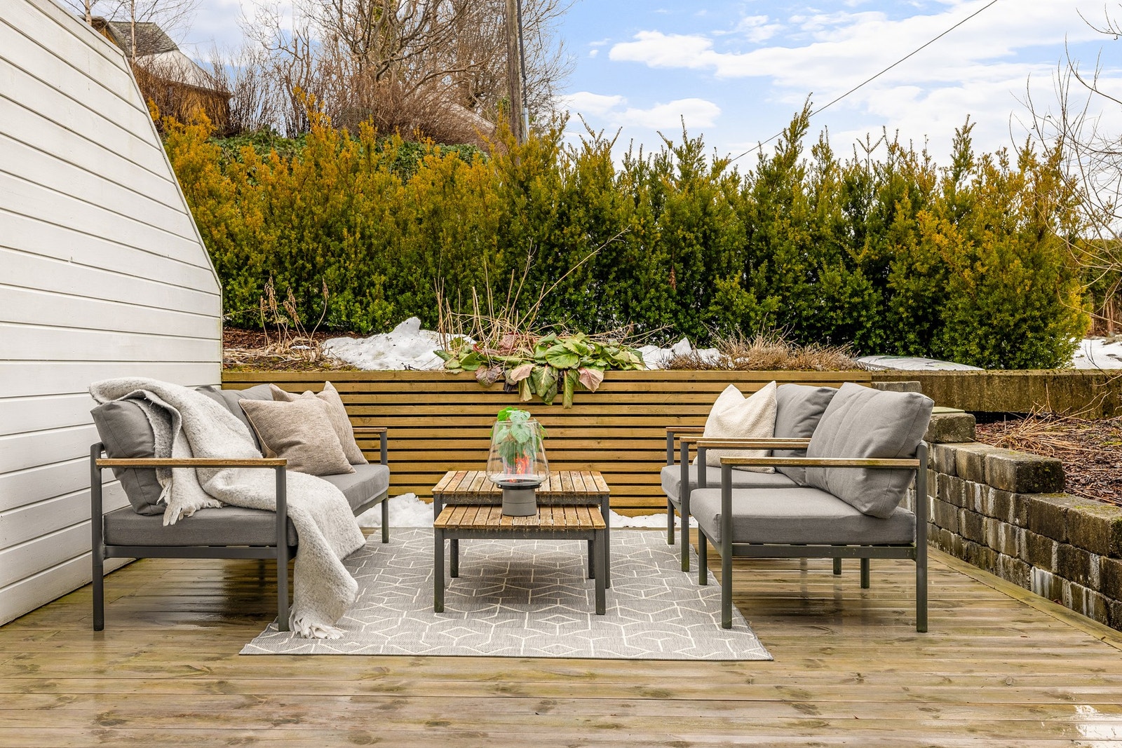 På forsiden av huset er det en vestvendt terrasse som måles til 33,6 kvm. Galleribilde