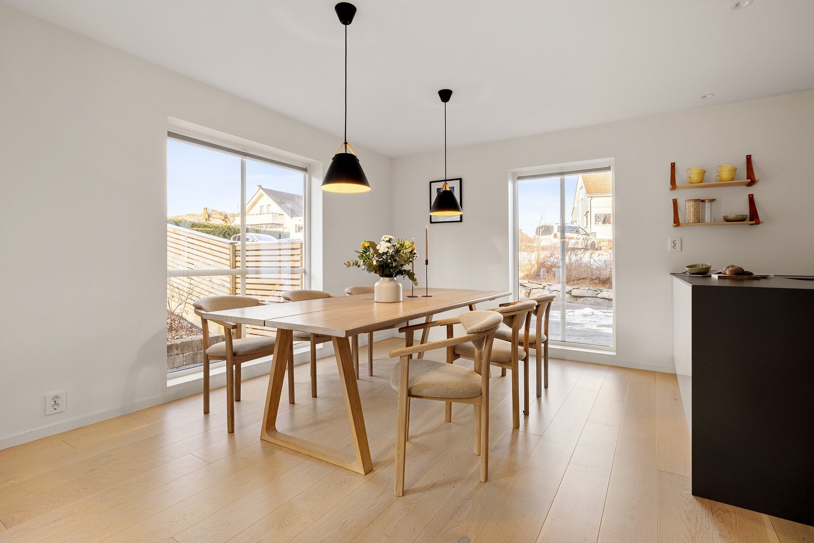 Gjennomgående høy standard, terrasse og hage med sol gjennom hele dagen, dobbel garasje og godt med parkeringsplass, og svært funksjonell planløsning. Galleribilde