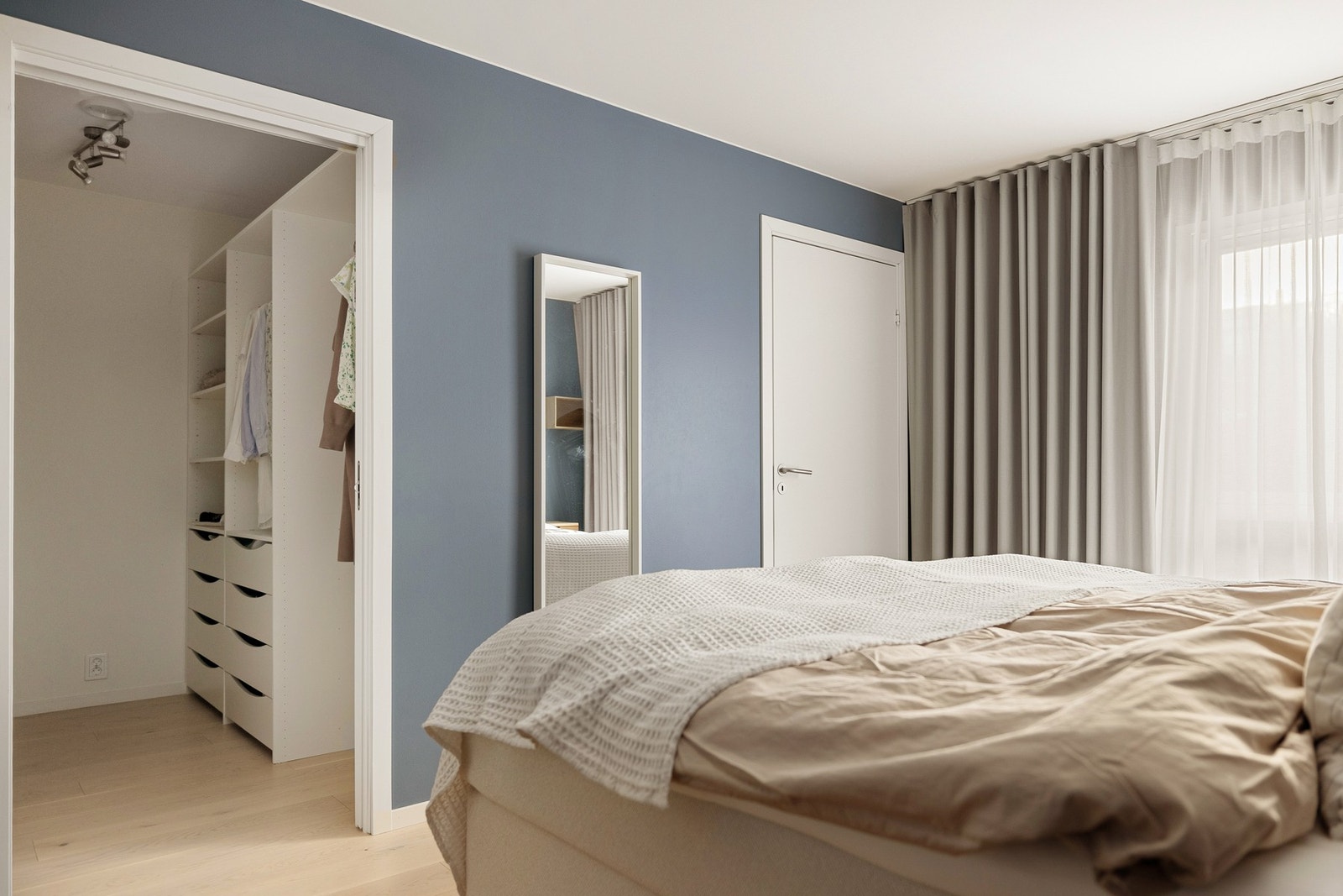 Soverommet måles til 13,1 kvm. og har god plass til en seng med nattbord på hver side, og det er godt med oppbevaringsplass i walk-in closet på 4,6 kvm. Galleribilde