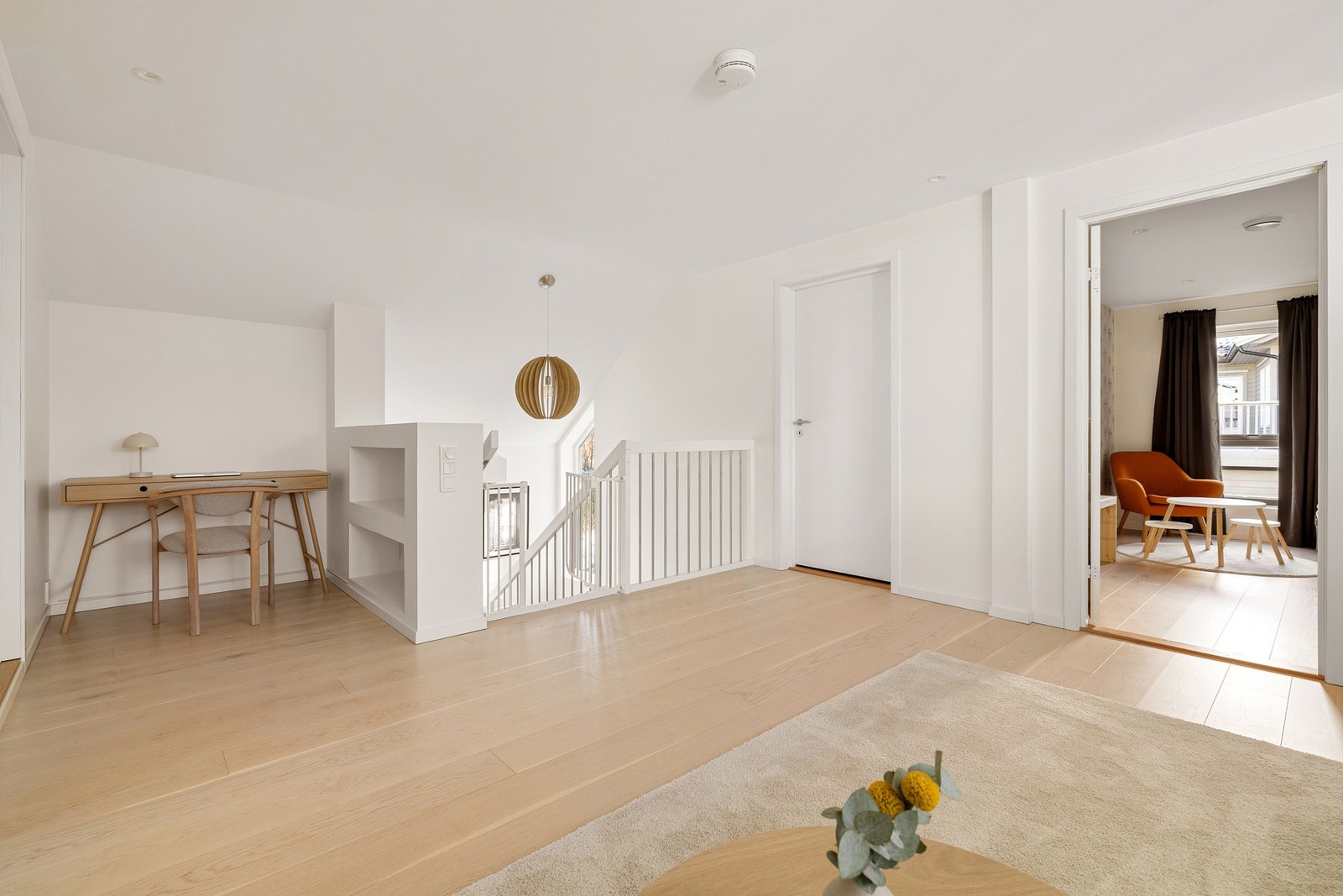 Vi beveger oss opp i 2. etasje og kommer inn i TV-stuen som måles inn i 24,1 kvm. Et supert bonusrom for barnefamilien! Galleribilde