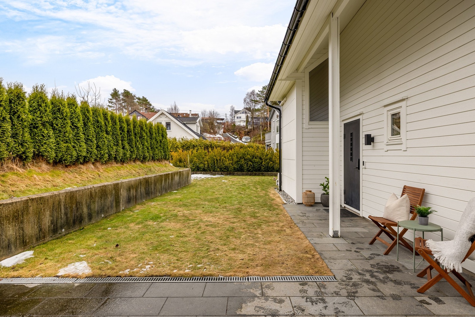 Boligen har flere uteområder rundt huset, både i form av terrasser og hage - noe som gir eiendommen optimale solforhold gjennom hele dagen. Galleribilde