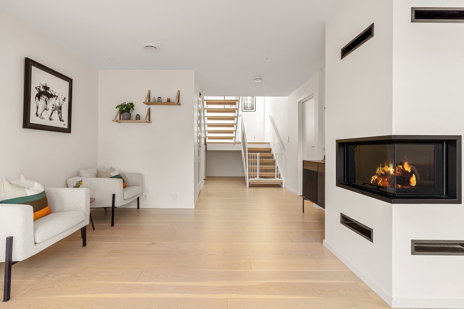 Vi begynner i stuen som måles til 43,2 kvm. Galleribilde