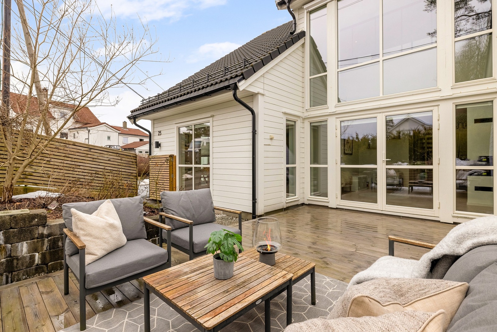 Uteplassen er vestvendt og har dermed svært gode solforhold på ettermiddagstid. Galleribilde