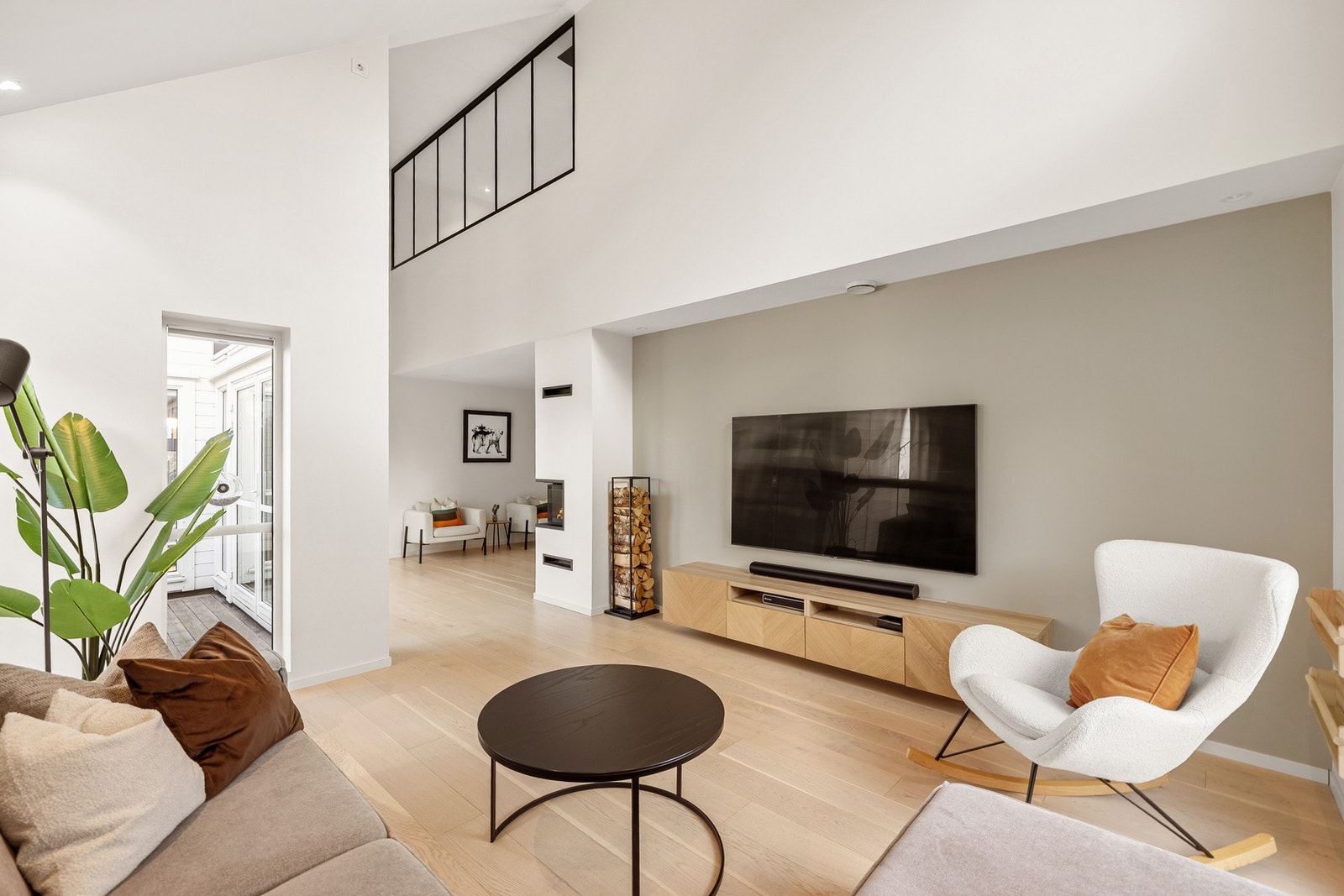 Boligen har gjennomgående parkett på gulv i alle rom, foruten om rommene som er fliselagt. Galleribilde