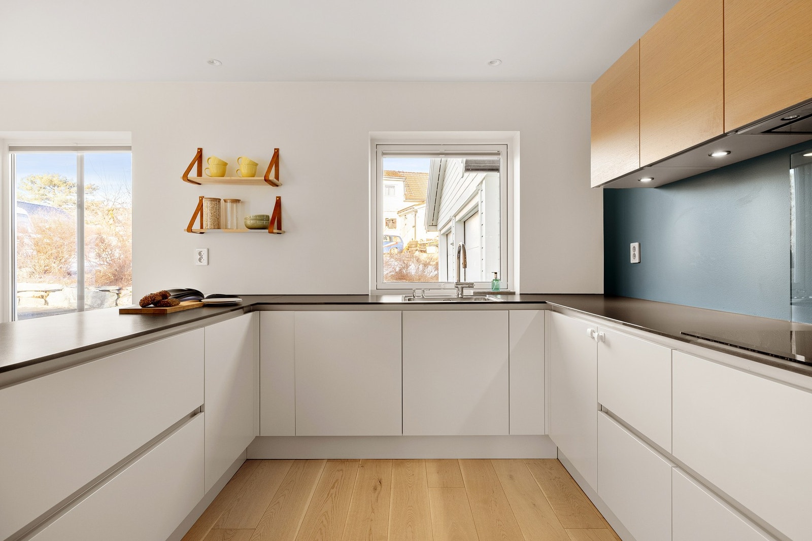 Innredningen består av slette fronter og benkeplate av kompositt. Galleribilde