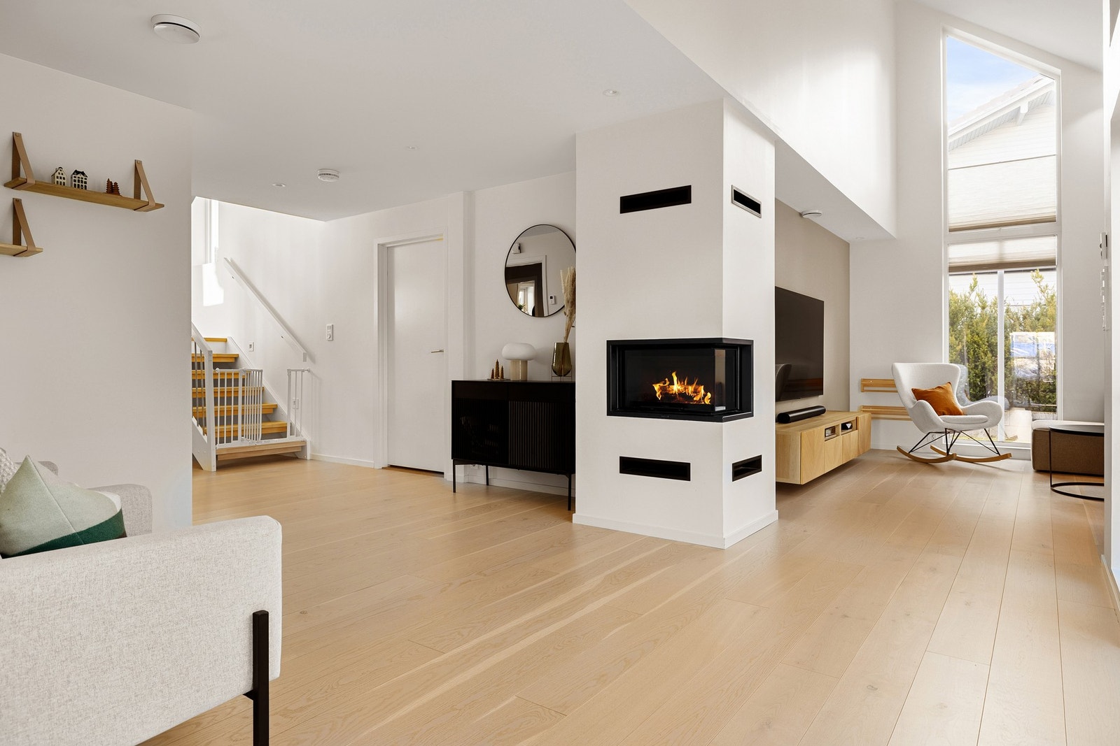 Her er det en lekker Contura peisovn med glassfront som vender mot begge stuene. Galleribilde