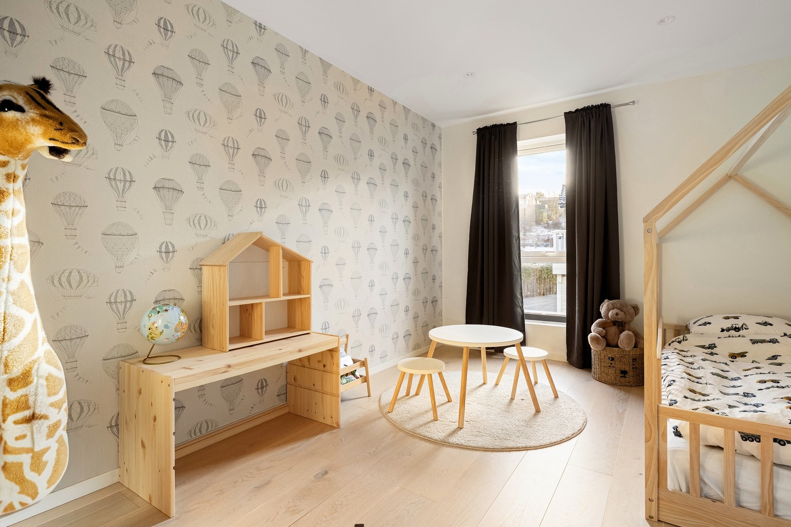 Det er god plass til seng, nattbord og annet ønskelig møblement på alle rommene. Galleribilde