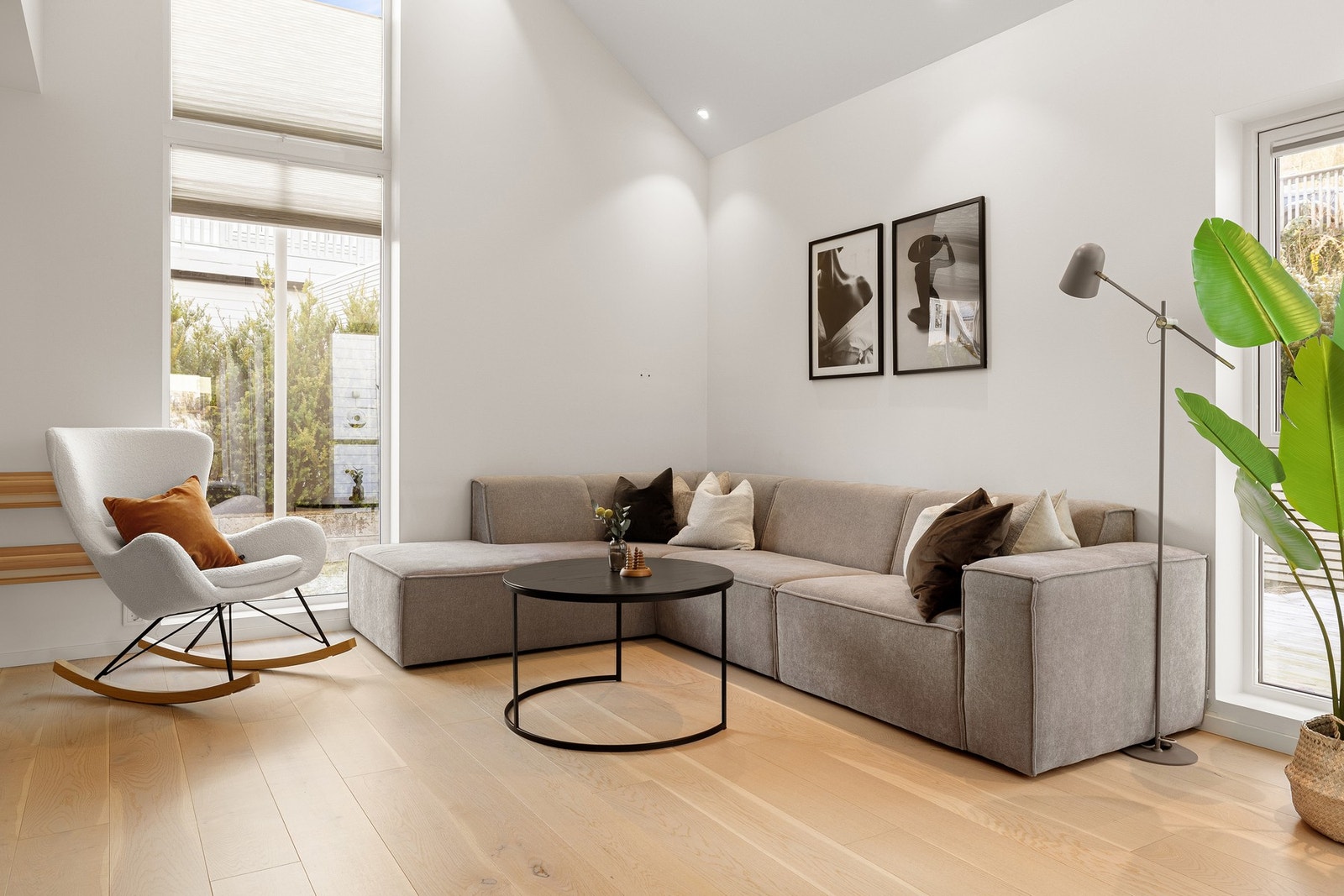 En har god plass til både den favoriserte sofakroken og en lounge sittegruppe. Galleribilde