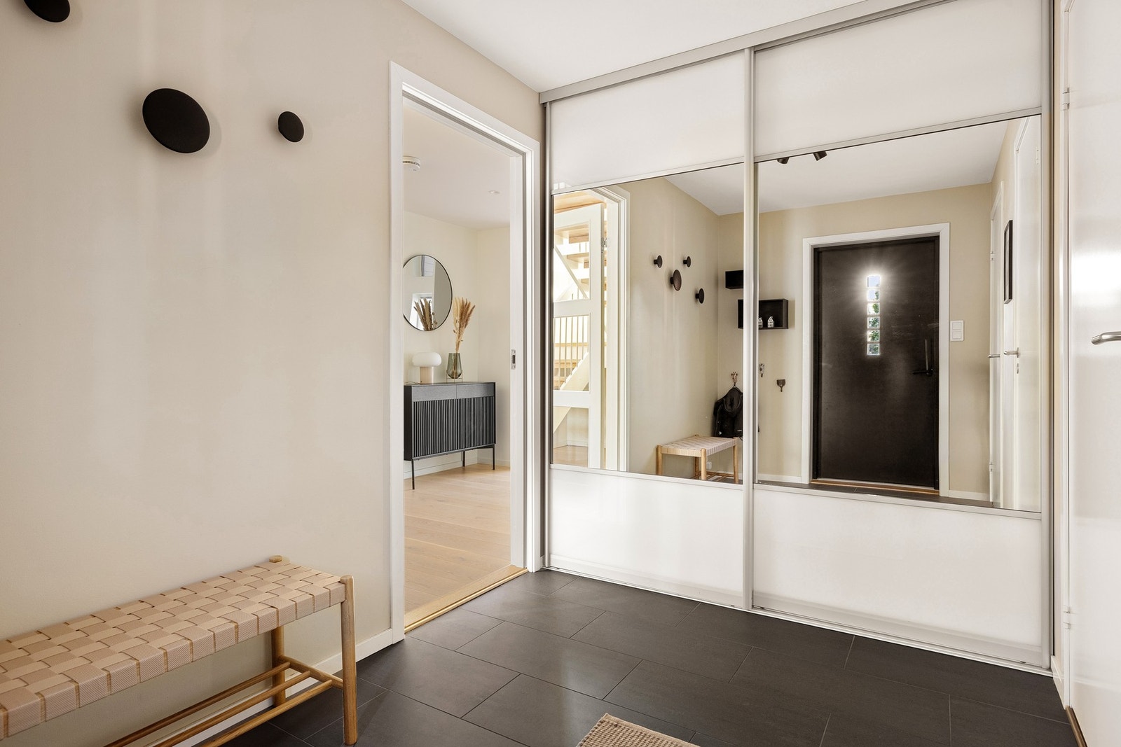 Entréen/gangen i 1. etasje måles til 7,2 kvm. Galleribilde