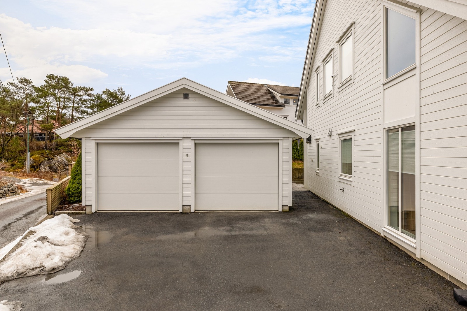 Det er godt med parkeringsplass i dobbel garasje med el-bil lader, og utenfor garasjen. Galleribilde