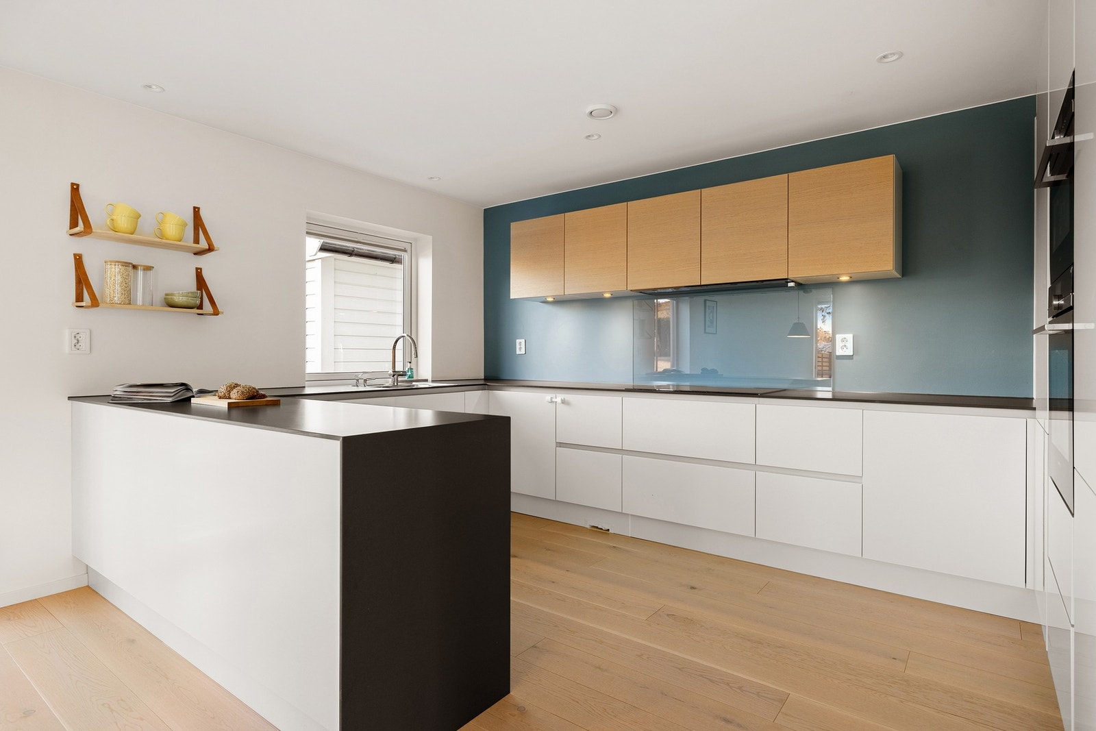 Her er det godt med oppbevaringsplass i skuffer og skap, samt arbeidsplass på benkeplaten og øyen. Galleribilde