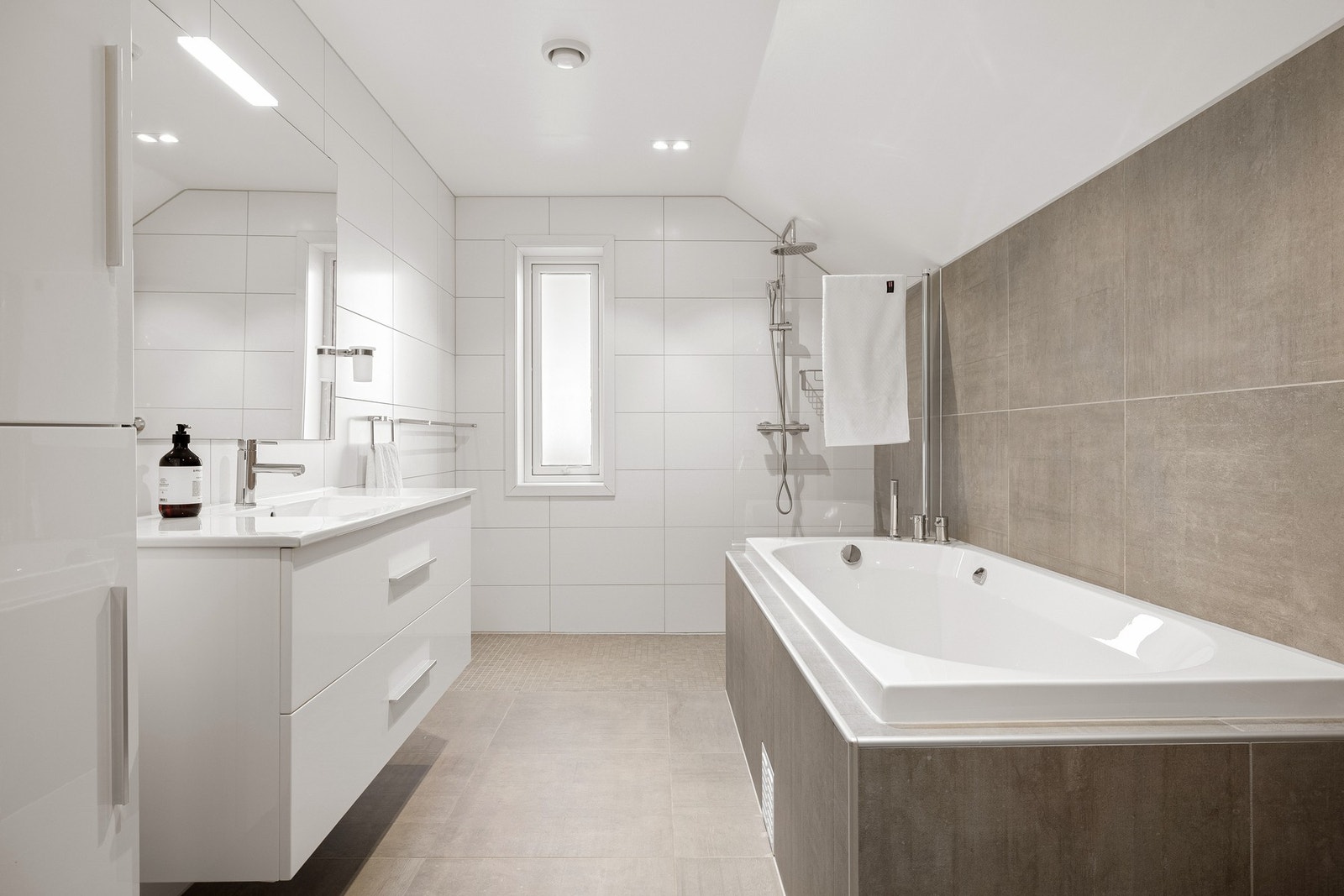 Her er det helfliset med underliggende varmekabler og innfelte spotlights i himling. Galleribilde