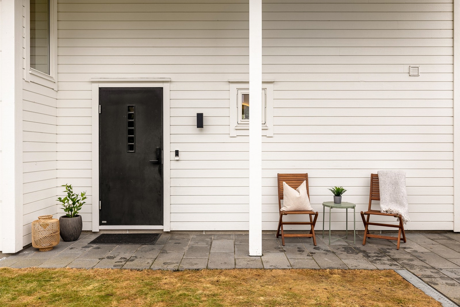 Hyggelig inngangsparti som er under tak. Galleribilde