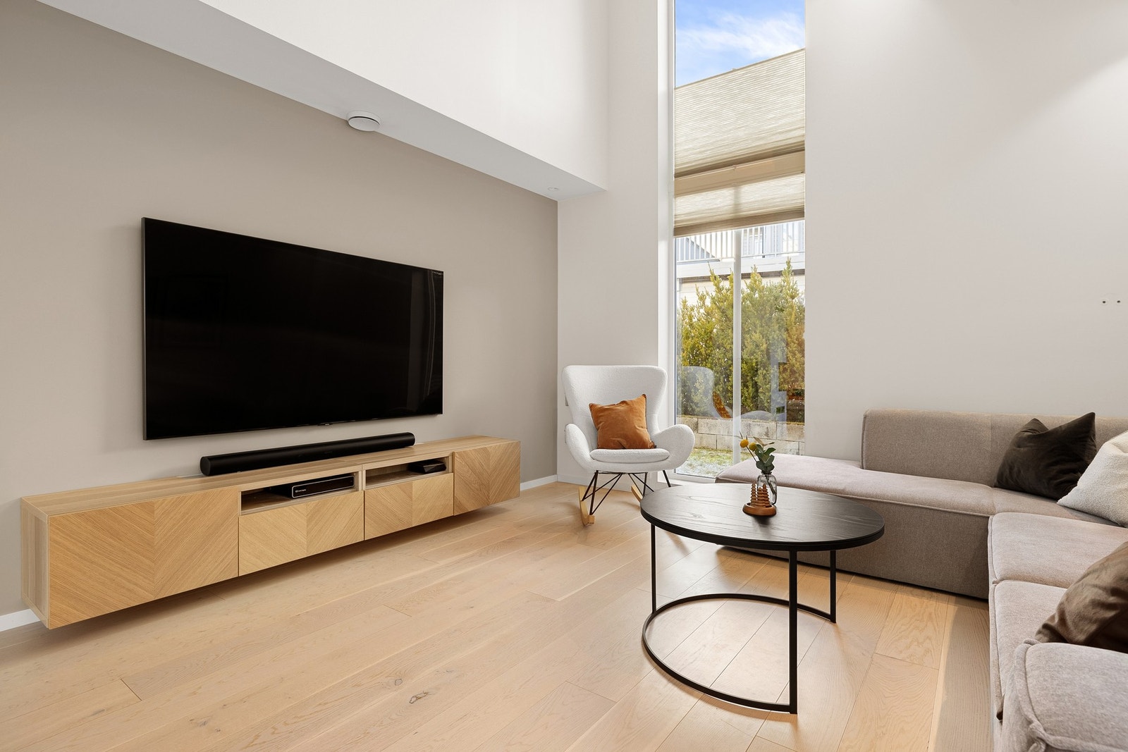 Stuen har en naturlig inndeling som gjør det enkelt å møblere i forskjellige soner. Galleribilde