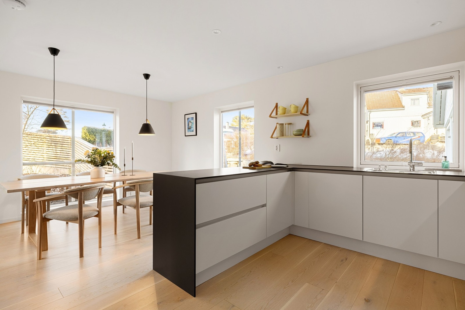 Kjøkkenet er av god størrelse og er utformet med høyskap og en sosial kjøkkenøy. Galleribilde