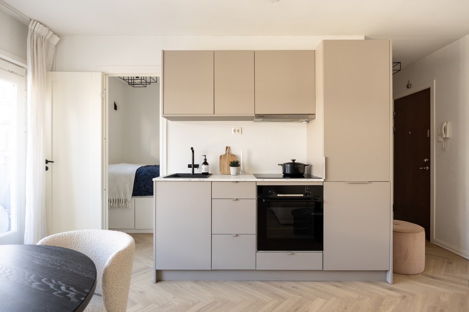 Sosialt og luftig kjøkken med praktiske løsninger samt godt med både skap- og benkeplass. Galleribilde