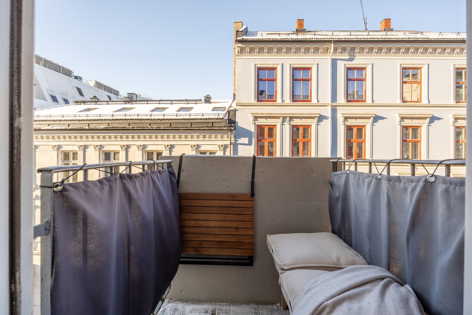 Følelse av forlengelse av stuen på sommerstid. Galleribilde